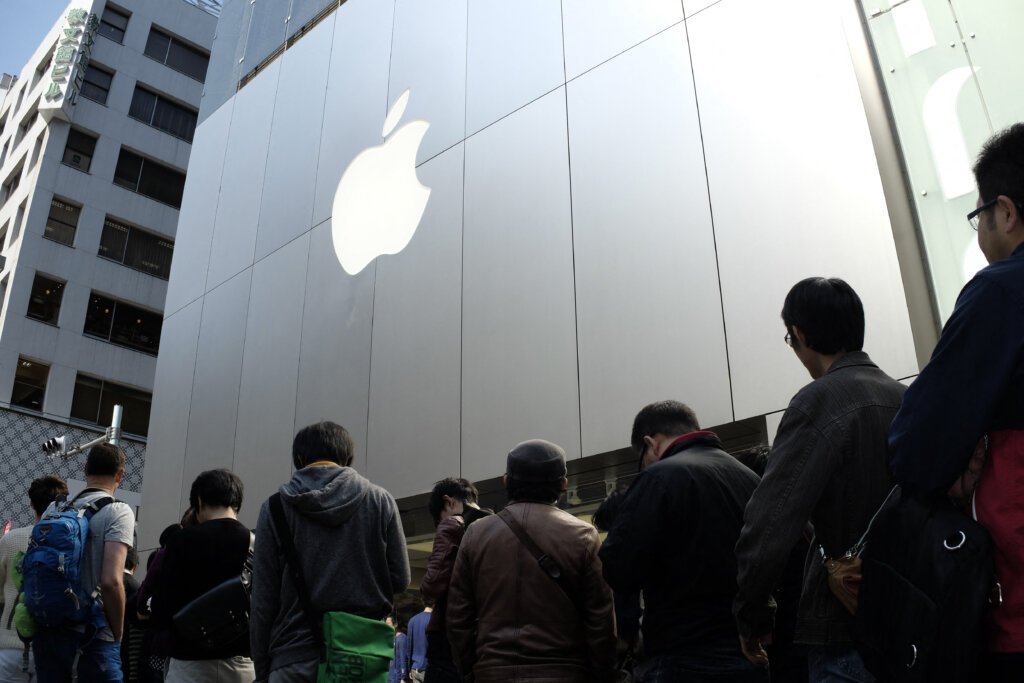 Customers queue up for Apple's new iPhone SE in front of an Apple store in the Ginza shopping district in Tokyo, Japan, on March 31, 2016. The iPhone SE goes on sale in Japan. (Photo by KAZUHIRO NOGI / AFP)
