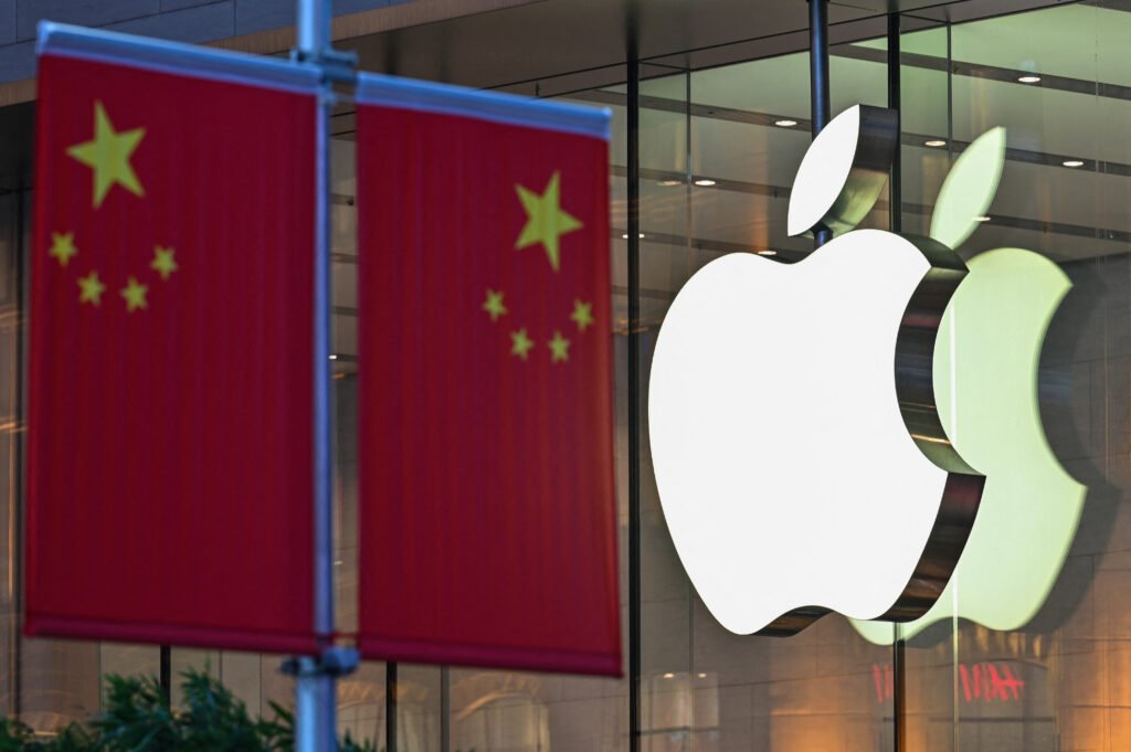 Apple closes first China store while Huawei reclaims smartphone market leadership