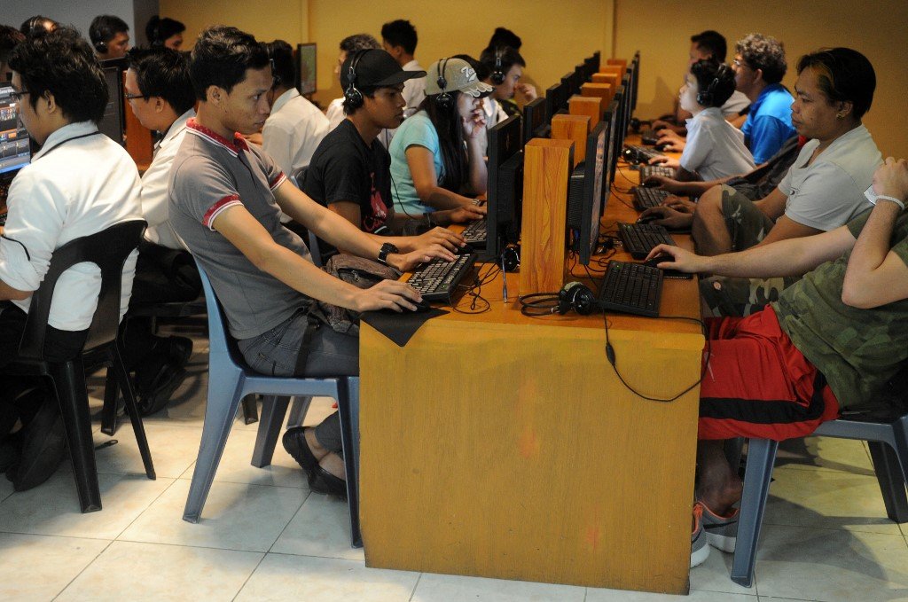 A common sight - Filipino youths at internet cafes. Digital Banks meanwhile target the digitized. AFP PHOTO / Jay DIRECTO (Photo by JAY DIRECTO / AFP)
