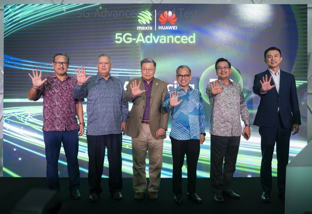 Yang Berhormat Fahmi Fadzil, Minister of Communications officiated the first 5.5G technology trial showcase by Maxis and Huawei.