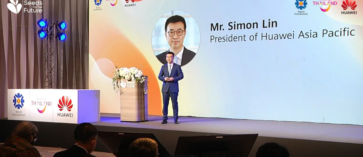 Mr. Simon Lin, president of Huawei Asia Pacific, presents on enhancing digital skills.